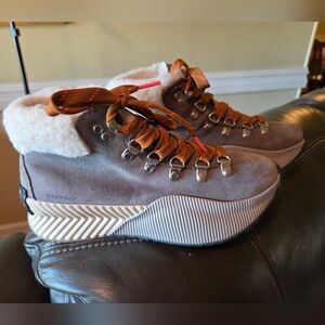 New Sorel Gray and Cream Suede Boots- Size 5.5